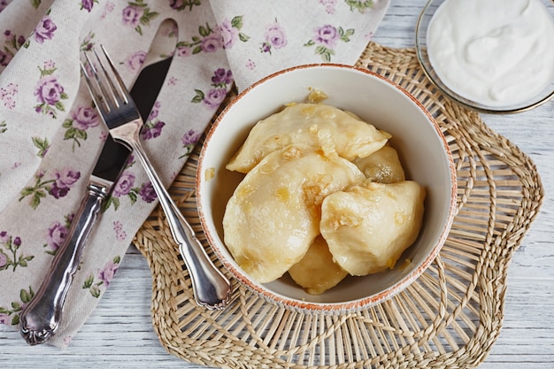 Vareniki com cebola e creme azedo