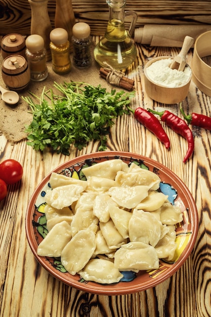 Vareniki dumplings pierogi tradicional comida ucraniana casera rellena de patata y servida con cebolla caramelizada salada
