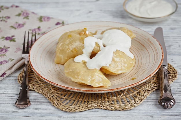 Vareniki mit Zwiebeln und Sauerkreme Hausgemachte Knödel