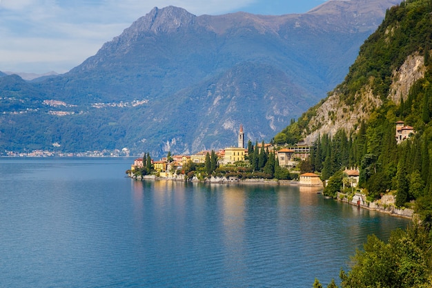 Varenna, lago de Como, Italia 20 de septiembre de 2019. Varenna, pequeña ciudad en el lago de Como. Vista de la orilla del lago en Italia.