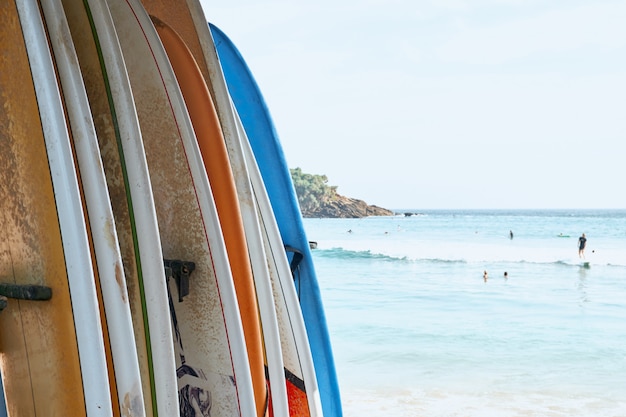 Vária prancha de surf no fundo do oceano de praia de areia