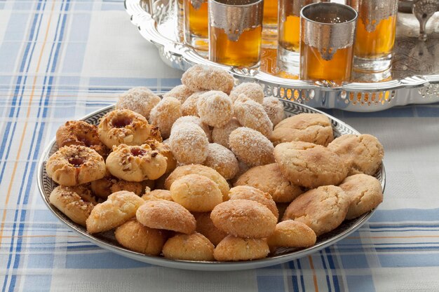 Variação tradicional de biscoitos doces marroquinos caseiros festivos e chá de hortelã