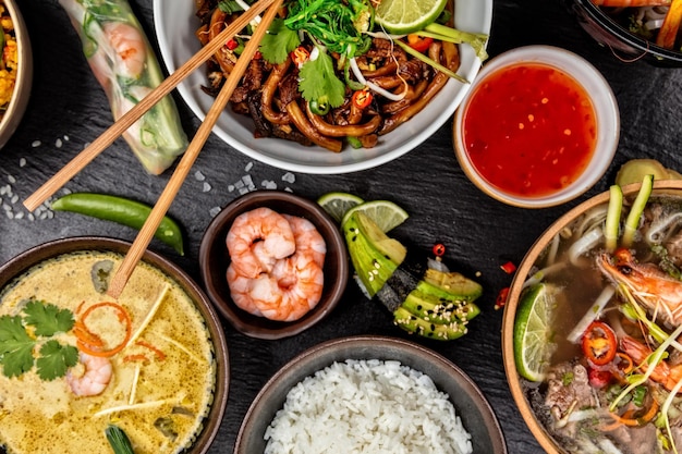 Variación de comida asiática con muchos tipos de comidas Vista superior