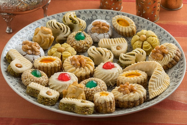 Variación de las tradicionales galletas festivas marroquíes en un plato de cerca