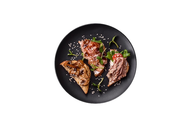 Variación de varias tostadas o bruschetta con setas de jamón y ternera