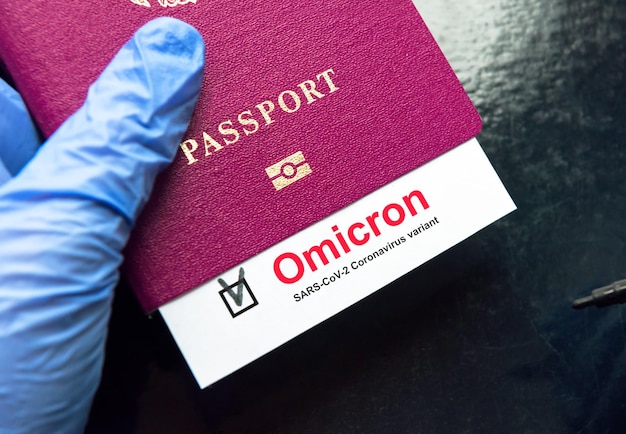 Variante Omicron COVID19 e conceito de viagem testam nota de resultado positivo no passaporte