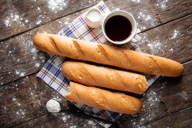 Varias baguettes francesas con café y leche