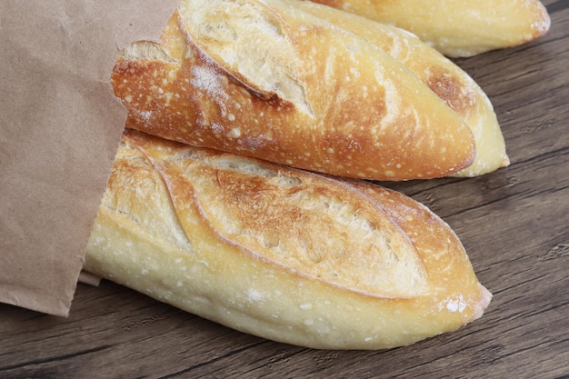 Varias baguettes francesas de pan sobre una mesa