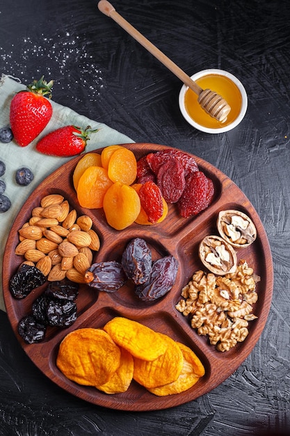 varias bandejas de madera, colección de frutas secas, nueces, salchichas con queso, uvas con galleta