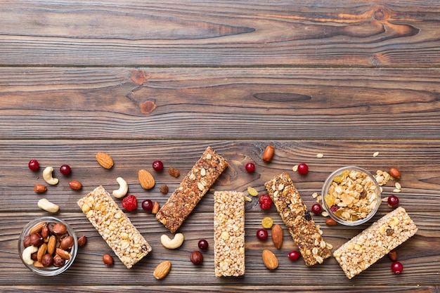 Várias barras de granola no fundo da mesa Barras de granola de cereais Barras de café da manhã de superalimento com aveia, nozes e frutas fecham o conceito de superalimento