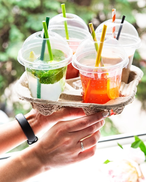 Varias bebidas frías y cócteles de verano.