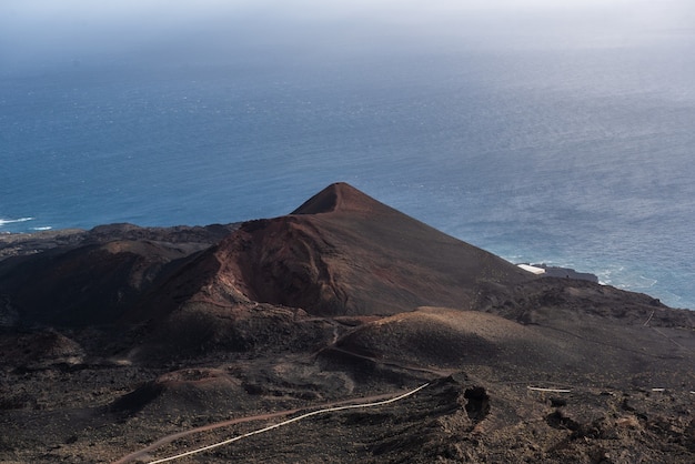 Várias bocas de vulcões e lava antiga no Parque Natural Cumbre Vieja, nas Ilhas Canárias, Espanha