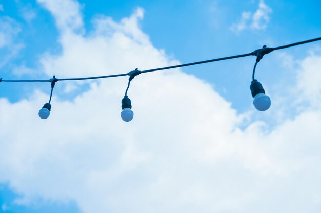 Varias bombillas LED sobre fondo de cielo Concepto de ahorro de energía Espacio de copia Ftat Lay Bombillas de luz blancas de bajo consumo Las bombillas se encuentran en una fila