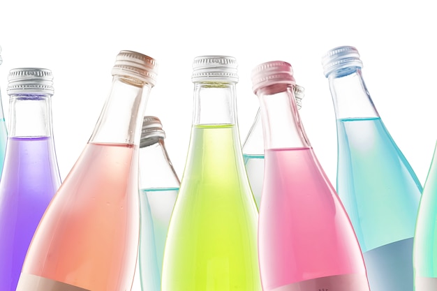 Varias botellas coloridas de colores con bebidas gaseosas y limonada aislar