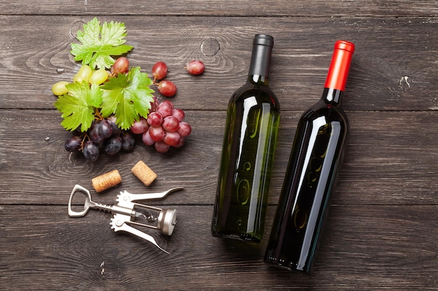 Varias botellas de vino de uvas y sacacorchos