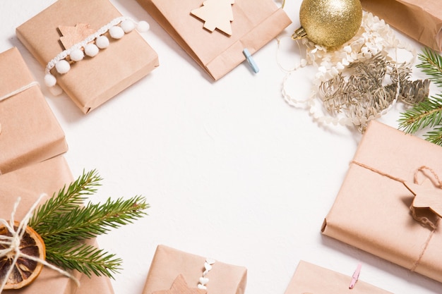Várias caixas de presente embrulhadas em papel kraft em um fundo branco, conceito ecológico de natal, desperdício zero de presentes para o ano novo, fundo branco, moldura de caixas, espaço de cópia