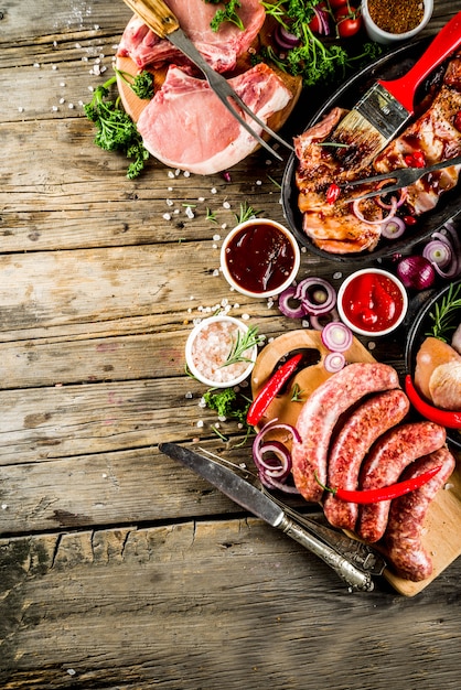 Varias carnes crudas listas para parrilla y barbacoa