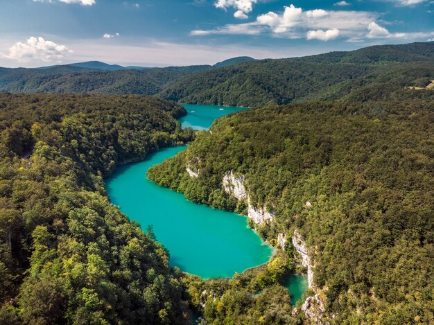 Varias cascadas de uno de los lagos de Plitvice más asombrosos