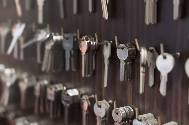 Várias chaves, como chave de casa e carro para copiar pendurar na parede do serralheiro