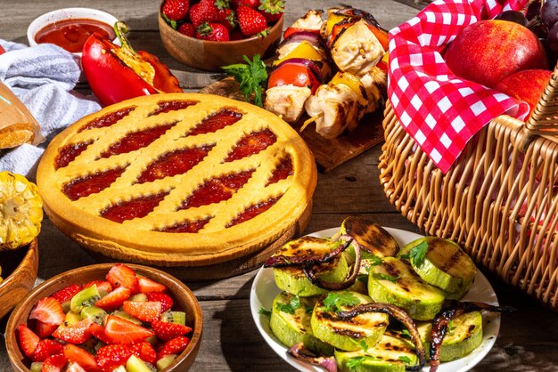 Varias comidas y bebidas de picnic.