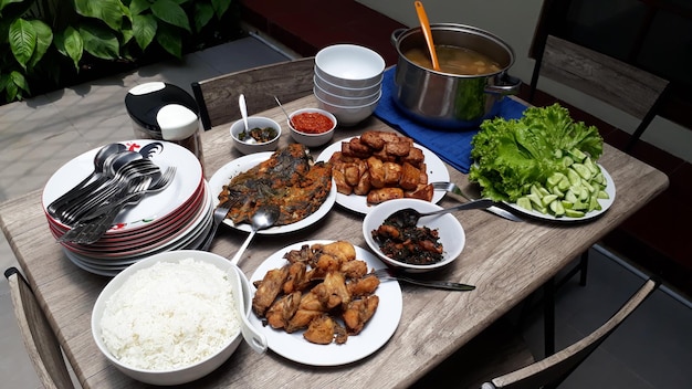 Varias comidas tradicionales indonesias en la mesa para el almuerzo Almuerzo al aire libre