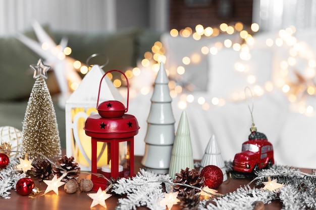 Várias composições de decoração de Natal ou ano novo em casa na mesa de centro