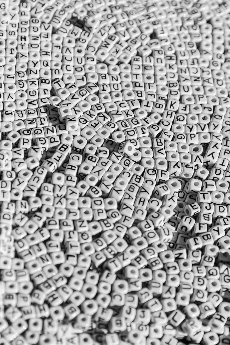 Foto várias contas de letras do alfabeto para criar pulseiras