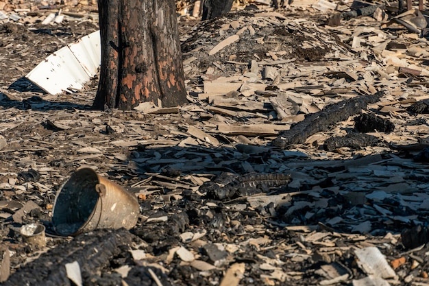 Varias cosas quemadas después del fuego están esparcidas por el suelo Una casa privada destruida después de ser alcanzada por un proyectil de artillería Consecuencias de la guerra en Ucrania