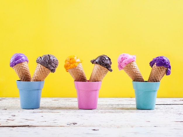 Foto varias cucharadas de helado en amarillo