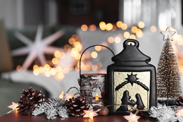 Varias decoraciones caseras de navidad o año nuevo en la mesa de café