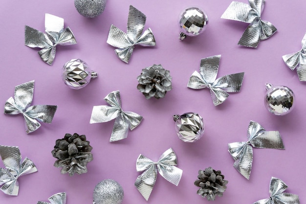 Foto varias decoraciones de plata para árbol de navidad