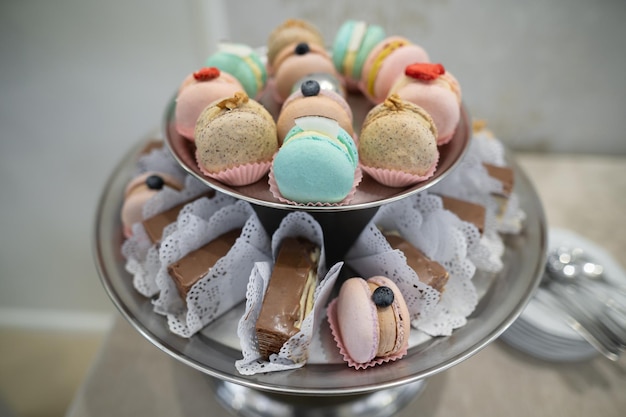 Varias deliciosas galletas macaron en una bandeja redonda