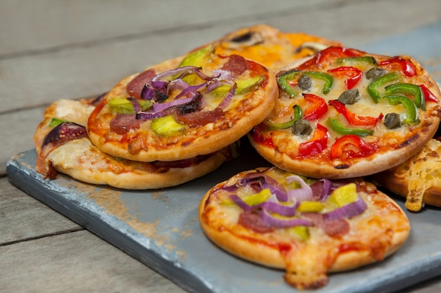 Varias deliciosas pizzas italianas en cáscara de pizza