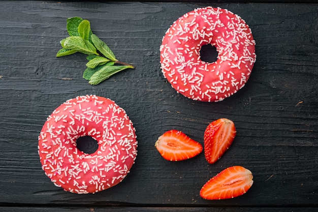 Varias donas decoradas con esmalte de colores