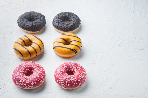 Varias donas decoradas, sobre mesa blanca