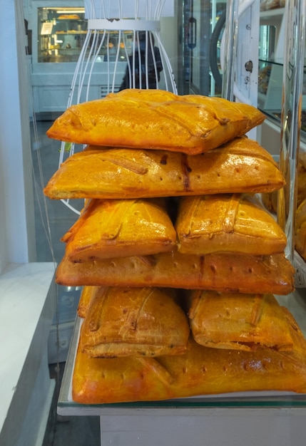 Varias empanadas frescas de hojaldre con carne