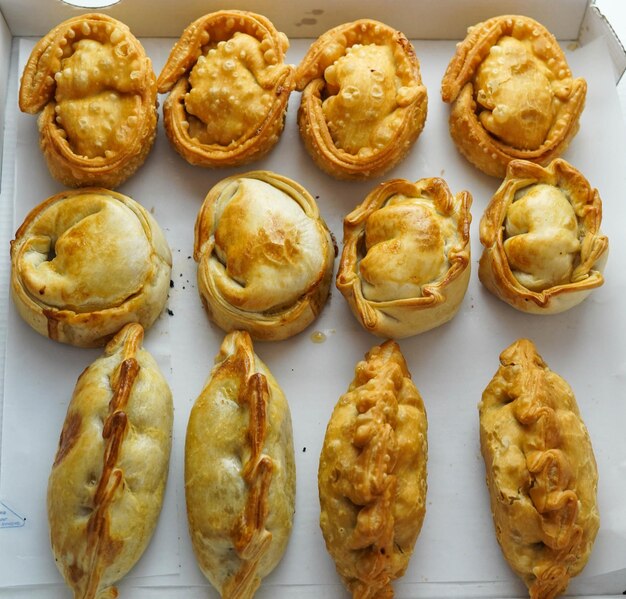 Varias empanadas sudamericanas rellenas de carne y pollo