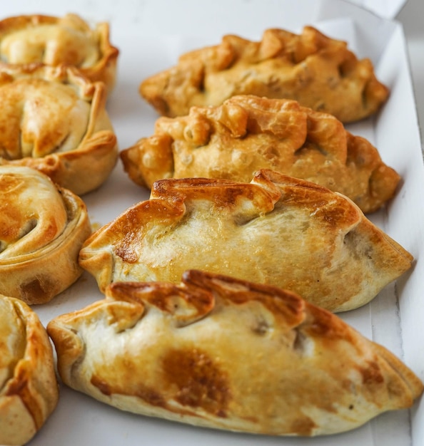 Varias empanadas sudamericanas rellenas de carne y pollo