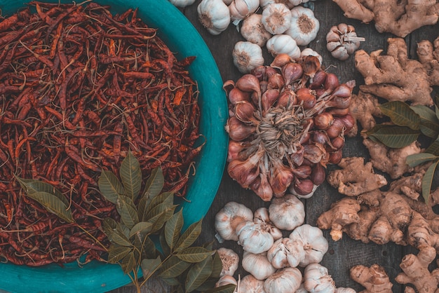 Foto várias ervas e especiarias para cozinhar