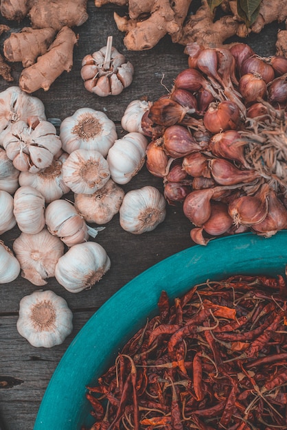 Foto várias ervas e especiarias para cozinhar