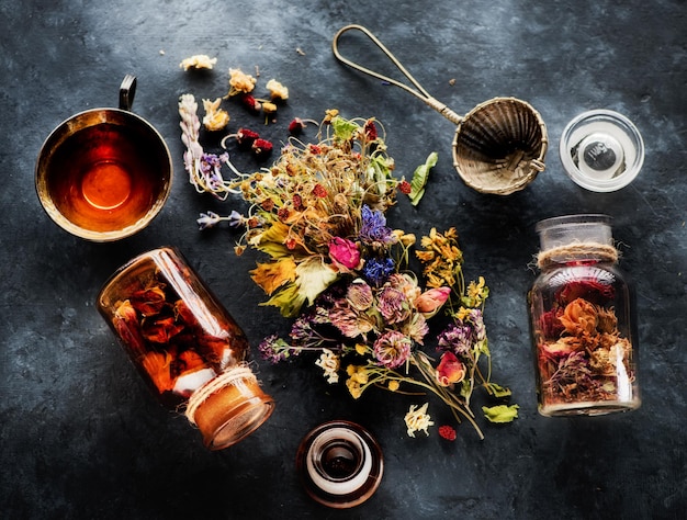 Várias ervas medicinais e flores e chá de ervas