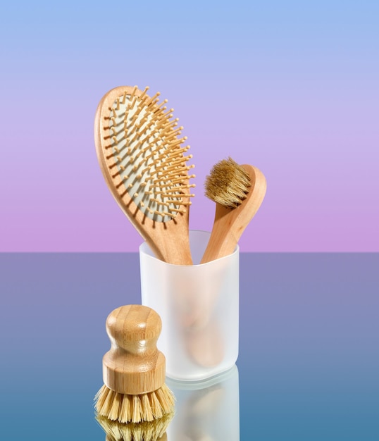 Foto várias escovas pente para o cabelo em vidro no banheiro conceito ecológico
