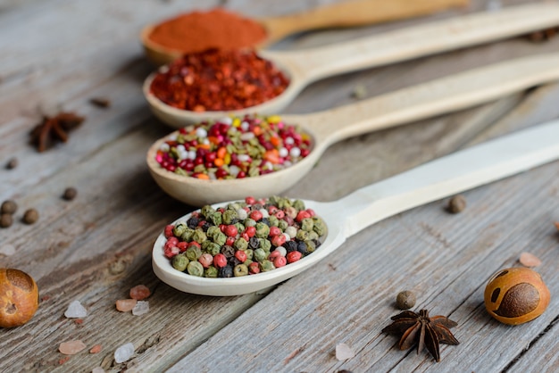 Varias especias contra un fondo oscuro. Ingredientes de comida. Se puede utilizar como fondo.