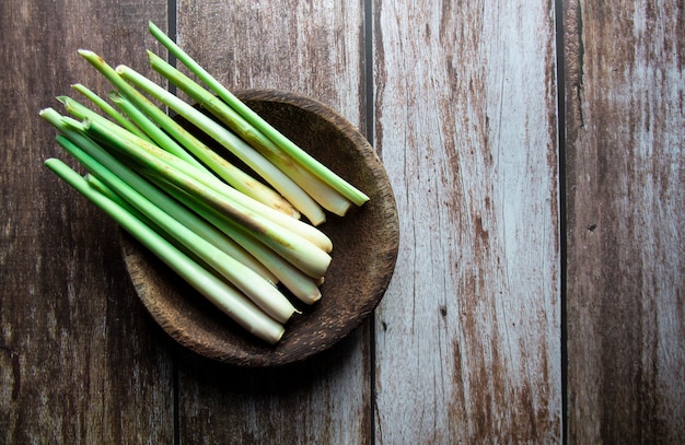 Varias especias y hierbas para cocinar.