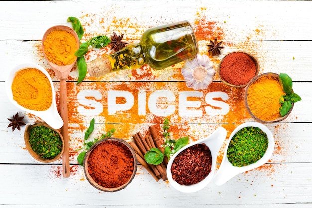 Varias especias sobre fondo blanco La palabra especia Especias indias Vista superior