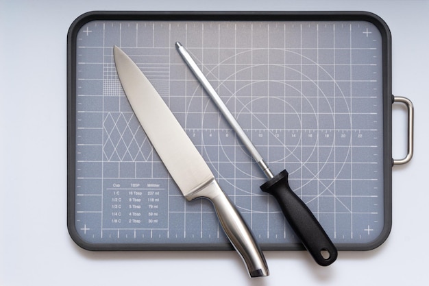 Várias facas de cozinha tesoura e tábua de corte