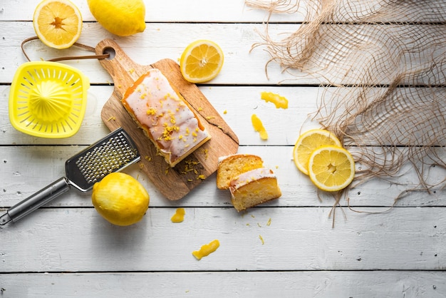 Várias fatias de bolo de limão bolo de limão caseiro com farinha de açúcar, fermento de mel e limões