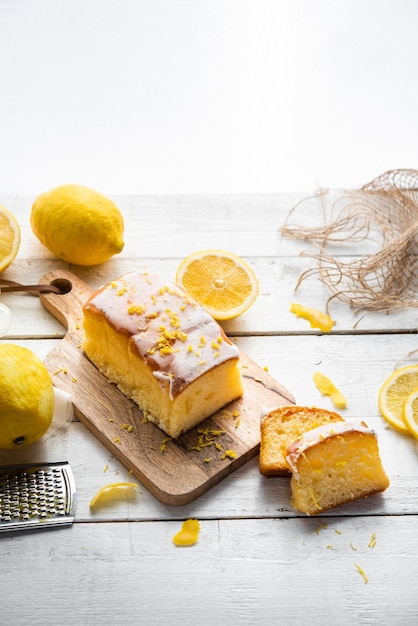 Várias fatias de bolo de limão bolo de limão caseiro com farinha de açúcar, fermento de mel e limões