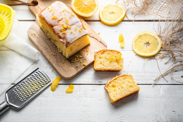 Várias fatias de bolo de limão bolo de limão caseiro com farinha de açúcar, fermento de mel e limões