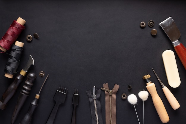 Várias ferramentas para costurar artigos de couro feitos à mão